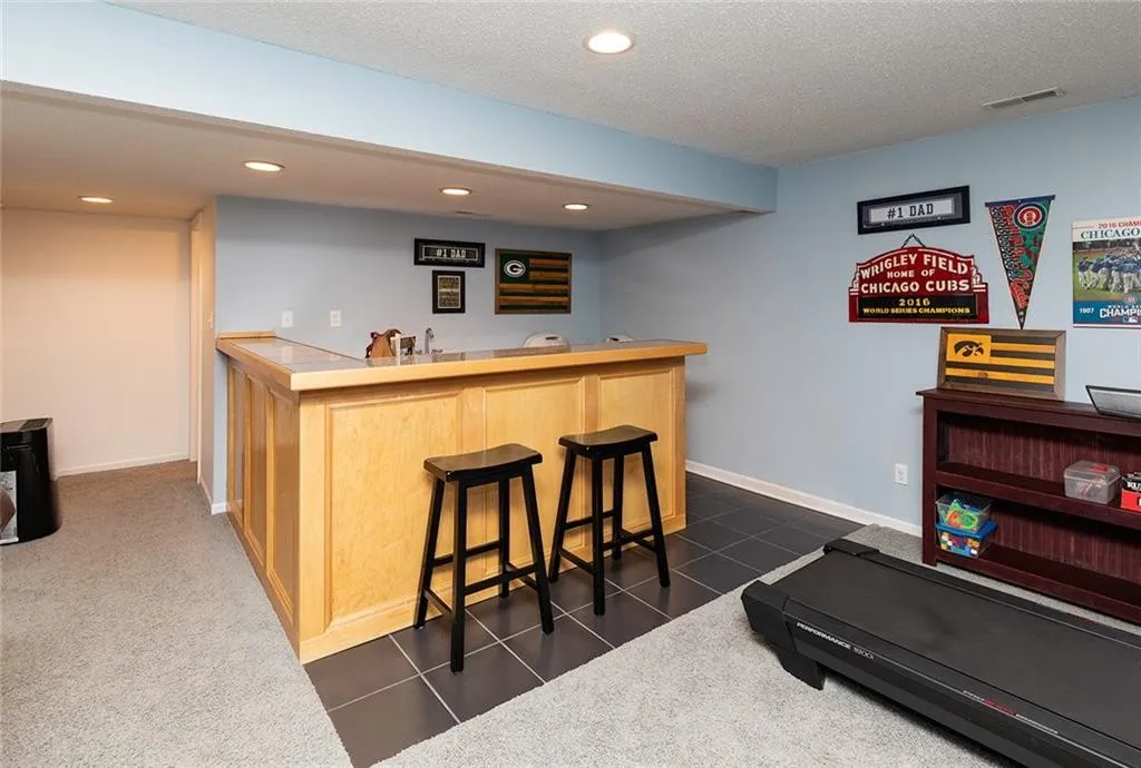 10908 NW 107th Street, Granger, Iowa - Wet Bar
